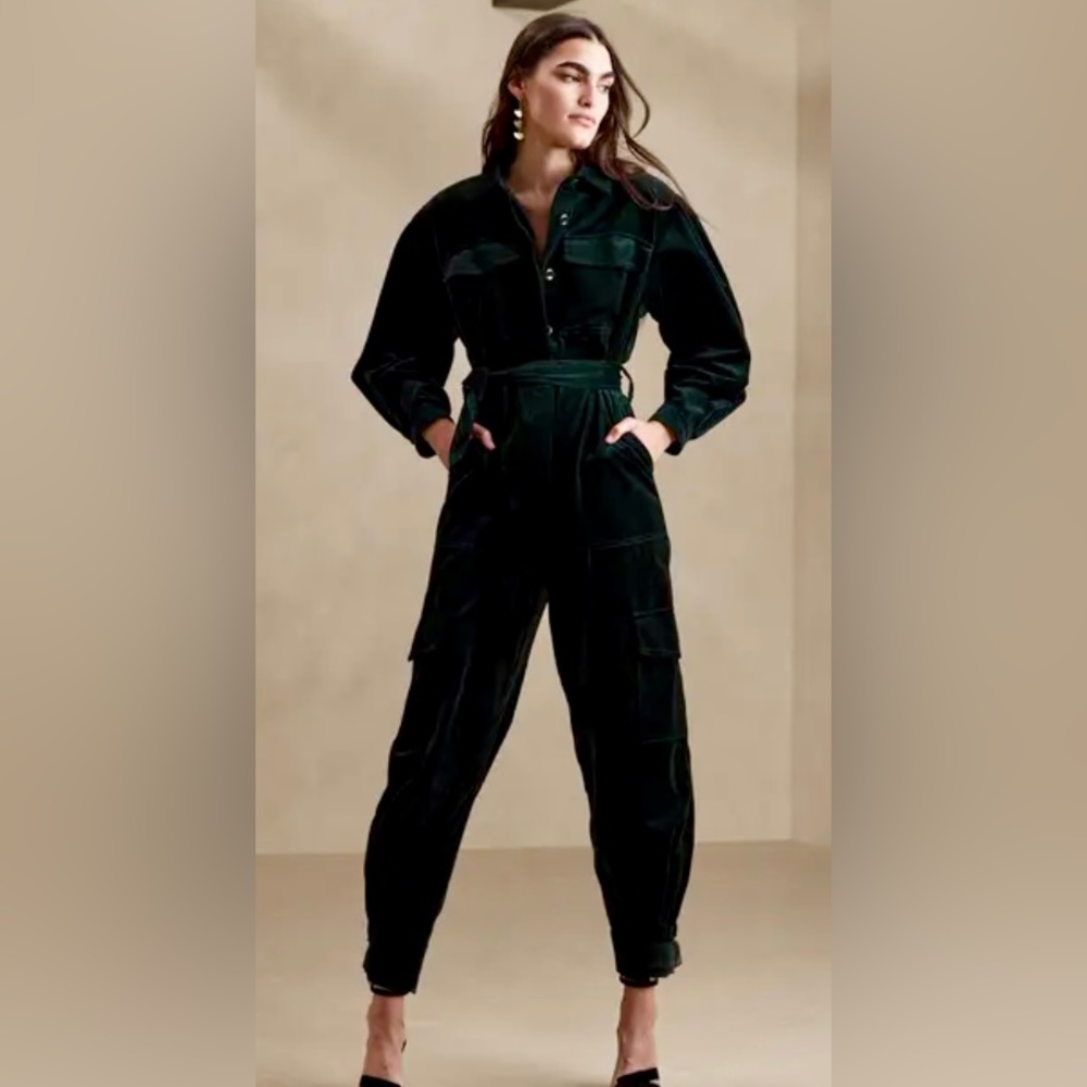 Beautiful dark green velvet Banana Republic jumpsuit, size L, never worn